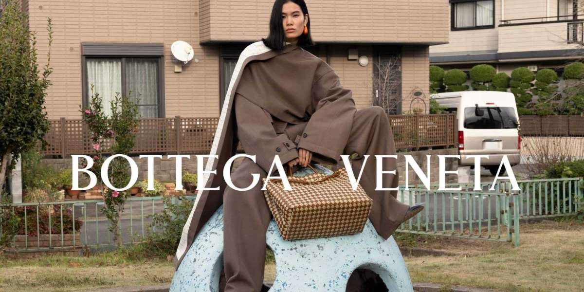 Bottega Veneta smoothing into a quick bun taming fly away